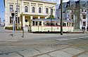 Classic Tram in Rostock vor klassizistischem Haus